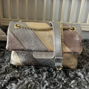 Väska - Kurt geiger liknande väska som är köpt i Cannes för två år sedan för 900kr. Endast använd 1 gång, så i praktiken i nyskick. Har två innerfack varav ett har en innerficka med dragkedja.