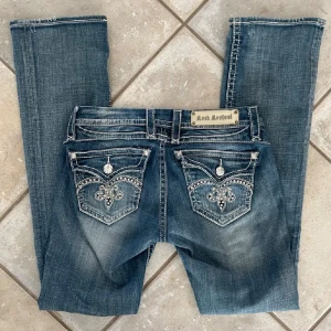 Lågmidjade Rock revival jeans bootcut  - Jättesnygga rock revival jeans som endast går att köpa second hand pågrund av att modellen slutats sälja. Jag säljer för att jag är 160 och dom är för långa på mig. Köparen står för frakten Pris kan diskuteras 