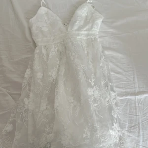 Vitt spets klänning/ Dress oanvänd - En vitt spetskläning med lite spets jätte fin med lite puff som kjol 🤍 I storlek xs , Eu 34  Skriv gärna till mig om intresserad innan ni väljer att köpa 