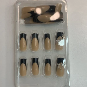 Naglar från shein! - Jag säljer naglar eftersom dom inte kommer till användning har bara öppnat dom men har aldrig använt dom! Och dom är i bra skick💕 kontakta mig om du vill köpa💕💕
