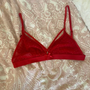 Röd bralette - Säljer min röda bralette från hunkemöller då den tyvärr inte kommer till användning. Braletten är i storlek m och har aldrig använts💕