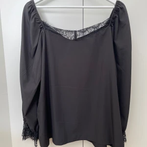 Svart blus med broderade armar samt hals - Svart blus från shein med broderade armar och detaljer vid bröstet. Aldrig använd. Storlek xxl