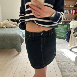 Svart jeanskjol - jätte snygg mörkblå jeanskjol. har en normal passform. köpt secondhand, storlek S-M ❣️❣️