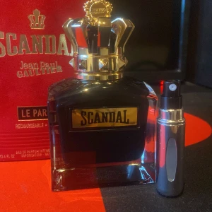 Jhon Paul Gaultier Scandal - Jag säljer sampels på min John Paul Gaultier Scandal som jag har förvarat svalt och mörkt. Köpte den för 1400 kicks.   priserna kan förhandlas.   1m 16kr, 2ml 31kr, 3ml 40kr, 5ml 55kr, 10ml 90kr. Fråga bara om ni villa ha nån annan mängd med bra pris