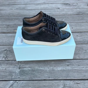 Lanvin till salu  - Tja, säljer nu mina lanvins i uk 8 då de inte längre kommer till användning. Skorna är i bra skick. Box, dustbag och extra snören följer med. Tveka inte att höra av dig vid ev frågor! 