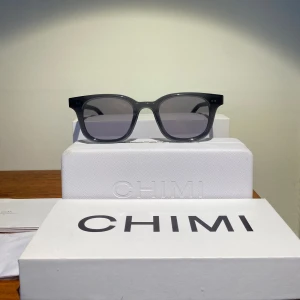 Chimi 02 solglasögon ”Dark Grey” - Ett par oanvända Chimi eyewear solglasögon i färgen Dark Grey. Nypris 1350kr. Allt på bild medkommer. Neutrala och passar till det mesta. Allt Gott. Hörs!