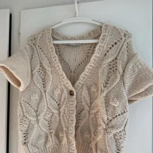 Stickad tröja med volang - Jätte fin tröja från Zara, nästan aldrig använd. Säljer då den inte har kommit till användning 