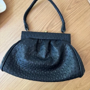 Svart väska  - Svart väska köpt second hand Köpenhamn för runt 600kr. Använt skick. Går bra att ha på axeln. 