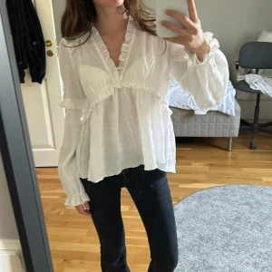 Vit blus - Vit puffig blus från na-kd använd fåtal gånger men är i topp skick💕 Originalpris: 399kr