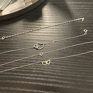 Silver smycken - Matchande äkta silver halsband och armband med hjärtan. Sedan ett vanligt armband i silver som gått sönder men som säkert går att fixa. Bra skick förutom att armbandet har knytit sig (se bild 5) men går frf å använda som vanligt, går å fixa de me💗