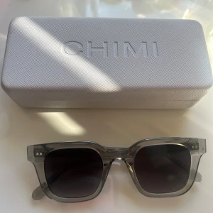 Chimi 04 grey  - Säljer mina fina chimi 04 grå.  Jätte bra skick.  Har kvitto och box kvar! Pris kan diskuteras!