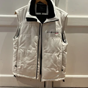 Väst Sail Racing i mycket bra skick.  - Väst med mjukt fleece-innefoder och utsida windstopper-material. Märke Sail Racing, storlek M. Har burits av en tjej men är mer i unisex-modell.  Mycket fint skick, inget synliga slitage