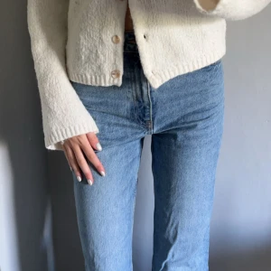 Blå jeans  - Säljer mina blåa jeans från Zara. Knappt använda. Skriv för fler bilder eller funderingar💞