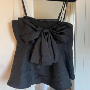 Topp med rosett  - Söt topp med rosett , storlek 38 men skulle passa 36 också ! Väldigt fint skick 