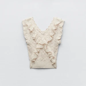 Zara topp - Säljer denna beige volang topp, sparsamt använd och nyskick❤️ Storlek S men jag tycker den sitter tajt, som en XS.  Använd köp nu knappen!