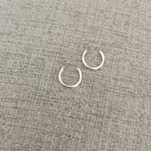 Silverfärgade strassörhängen  - Säljer dessa fina silverfärgade strassörhängen. Använda typ en gång. 