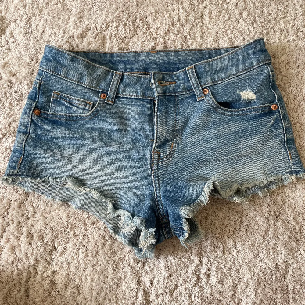 Blåa jeans shorts från HM i storlek 34! Shortsen är använda, men fint skick. Säljer för 50 kr!. Shorts.