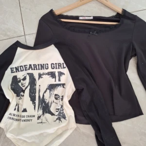 Två långärmade toppar - 2 långärmade "downtown girl" toppar från Shein, den svarta i S och den vita i XS. båda är i använt skick utan defekter, de finns även listade individuellt på min sida💗 hör av dig vid frågor och använd gärna köp nu💗