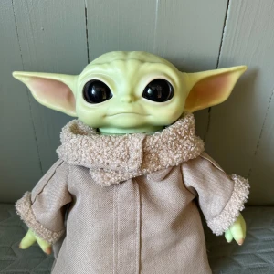 Yoda gosedjur/leksak - Köpt för ca 350 kr, bra skick men små repor på ögonen, inte något man tänker på! 💛 