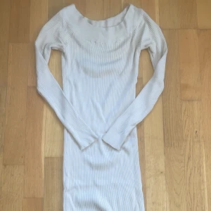 Beige off shoulder - (Beige) off shoulder klänning som är figurnära