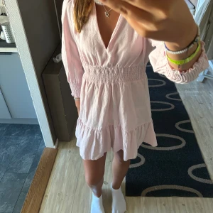 Babyrosa klänning  - Rosa klänning från zara som inte säljs längre💗 använt 1 gång så mycket bra skick