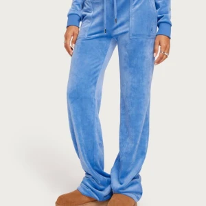  Juicy couture byxor  - Blåa juicy couture byxor från Nelly! Bra skick använda 4-6 gånger. Inga fläckar och ingenting som är sönder. Original pris 1200kr, pris kan diskuteras! 