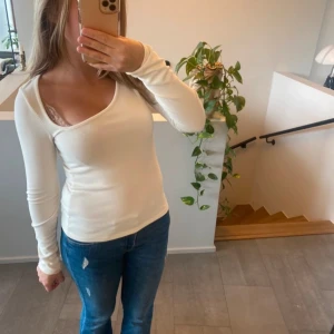 Vit Snedvriden Tröja  - Super fin vit snedvriden tröja från Zara i storlek S 