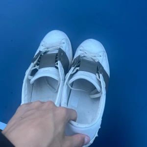 Valentino Opens  - Skorna är i bra sick men finns täcken på användning, priset kan diskuteras 