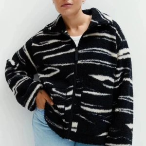 Zebra Teddyjacka  - Super snygg i nyskick med ett coolt mönster  Skriv för egna bilder eller frågor💕