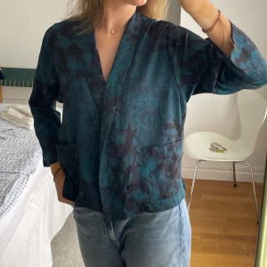 Mönstrad jacka i blå och svart - Säljer en snygg mönstrad blus i blå och svart från Zara. Storlek M.  