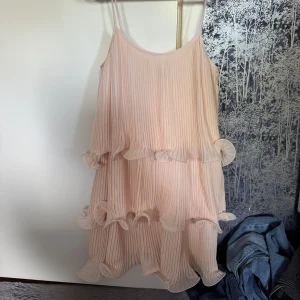  Volang klänning -  Säljer min fina Volang klänning från H&M, som är i ett superfint skick. Fler bilder skriv privat ❤️