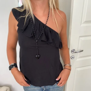 Oneshoulder topp - Jättefin one-shoulder blus!!❤️