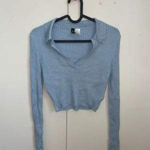Ljusblå croppad tröja💕 - Köpte tröjan 2022 från HM. Använd några gånger, lite mindre passform. 