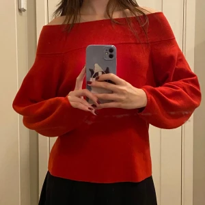röd off shoulder - supergullig  off shoulder tröja med baloon sleeves, perfekt inför hösten! kan skicka fler bilder privat <3
