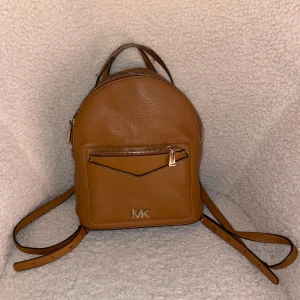 Michael kors  - En jättefin Michael Kors väska som inte kommer till användning längre, har inga större defekter förutom handtaget. Bilden är tagen med blixt så att man ska se tydligare. En ny kostar ungefär 2000kr.  Priset kan diskuteras vid snabb affär! 