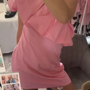 Rosa volang klänning - Helt oanvänd one shoulder klänning med volang från hm💕💕
