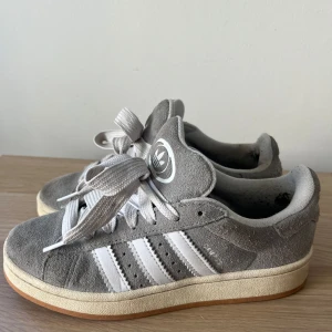 Adidas campus - Knappt använda skor eftersom de är för små för mig 