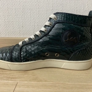 Christian Louboutin Orm Sneakers - Christian Louboutin Louis Flat Python grön. Storlek 41 box finns inte