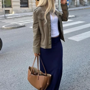 Neo Noir grön höstjacka - Lånade bilder! Säljer denna fina gröna höstjacka, helt ny (men utan prislapp)   Nypris är 999 kr