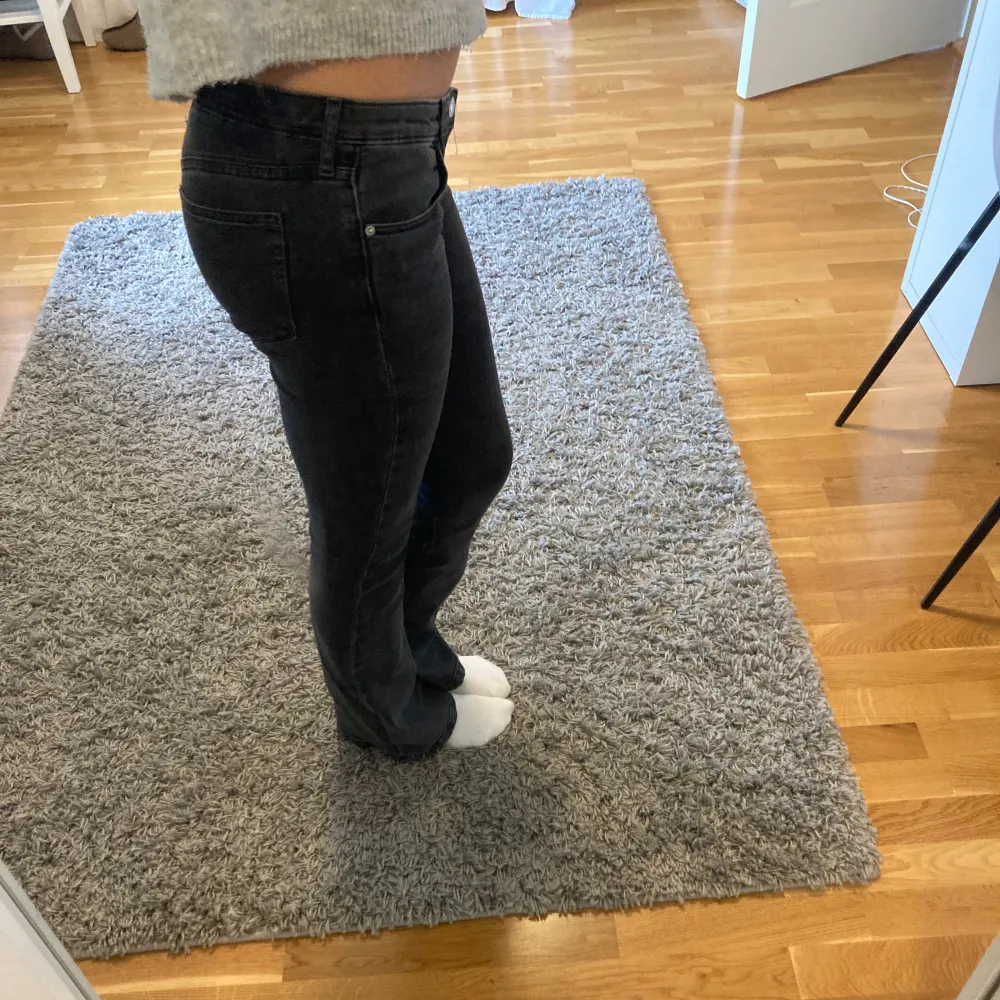 Lågmidjade bootcut jeans som är omsydda till långmidjat och längre ”ben”. Kronan på fickan är också dit sydd. Jeans & Byxor.