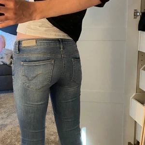 Only jeans - Säljer dessa lågmidjade, bootcut, slitna jeans💕 Midjemåttet är 36 och innerbenslängden är 83💕