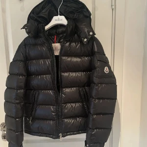 Moncler maya - Snygg Moncler jacka som passar om man är mellan 165-170. Nypris är 10 000kr och den är köpt i Monclers hemsida.  Kvitto tagar och lådan följer med. Skick 10/10