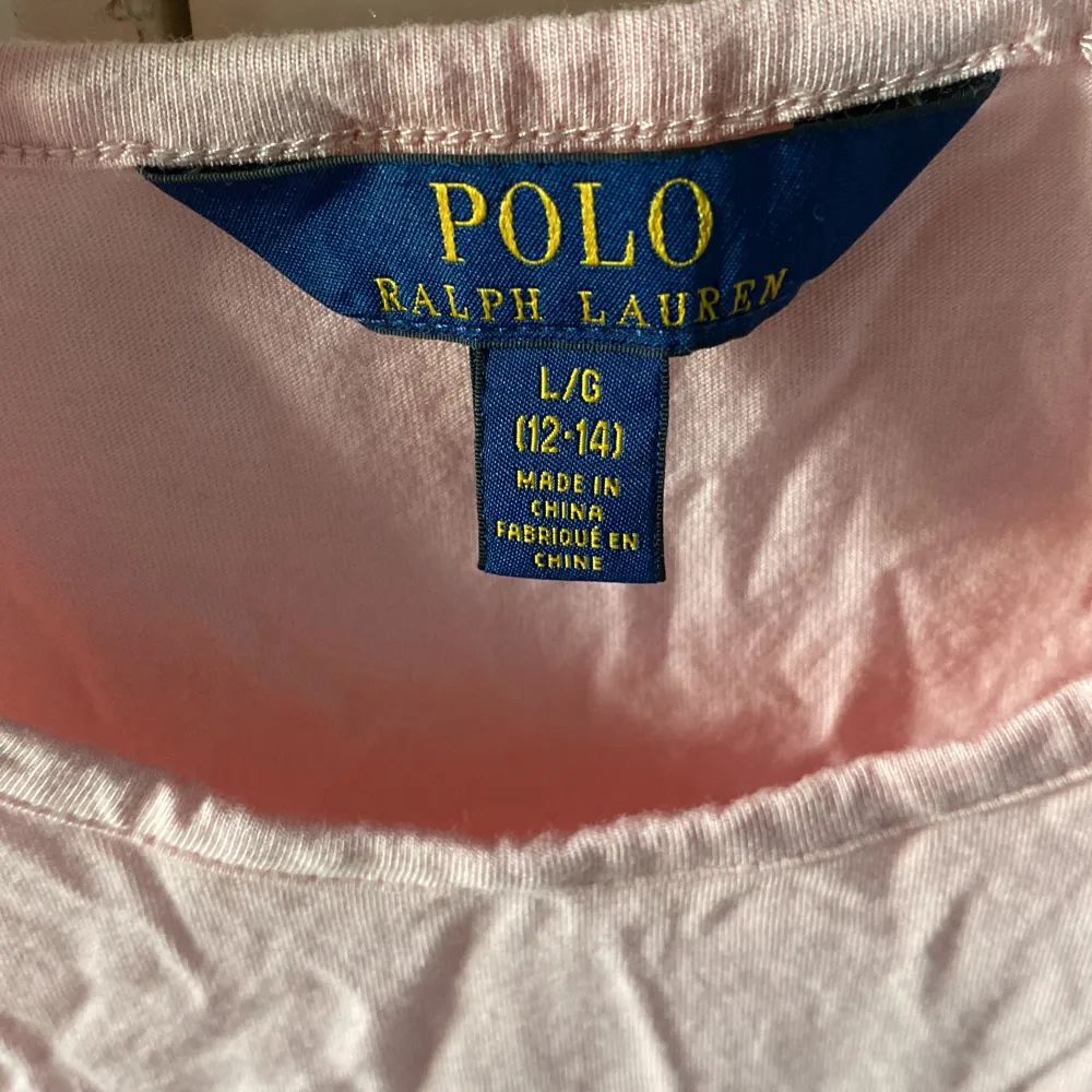 Säljer en söt rosa ärmlös topp från Polo Ralph Lauren. Den är i storlek L (12-14) och har fina spetsdetaljer längst ner. Perfekt för sommaren!💖 priset kan diskuteras 💕. Toppar.