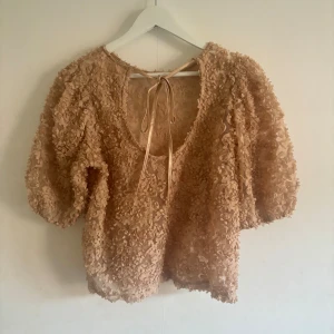 Blommig blus - Superfin blommig blus från Gina Tricot!! Den har trekvartsärm och knyt i ryggen🥰