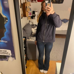 Mörkblå hoodie med dragkedja - Säljer en mörkblå hoodie i storlek S. Den har en dragkedja framtill och en luva. Perfekt för vardagsbruk och att mysa i hemma. Hoodien är i bra skick och väldigt bekväm.