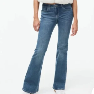 Lågmidjade jeans  - Lågmidjade bootcut jeans från hm i storlek 34🙌🏼 Har användt lånade bilder eftersom jeansen inte passar! 