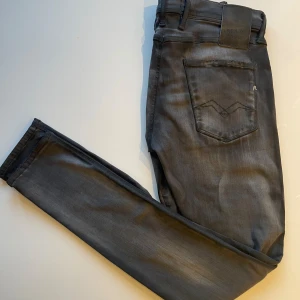 Replay Anbass Hyperflex  - Säljer dessa schyssta gråa replay jeans för 550kr (nypris 1699kr) Jeansen är i storlek 30/34 personen på bilden är 175 cm. Mycket bra skick knappt använda. Hör av dig för fler bilder eller frågor.