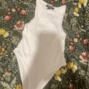 Vit body  - Helt ny med pris lapp aldrig använd