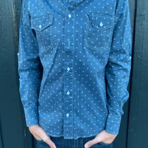 Dondup skjorta  - Tja! Säljer denna galet snygga dondup skjorta! Skjortan är i nyskick förutom att en av knapparna har åkt av men det är enkelt att fixa om man skulle vilja det! Priset går att diskuteras vid snabb affär!