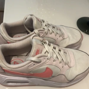 Nike skor  - Strl.39 Använda men i Fint skick